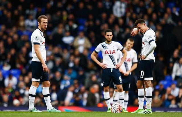 慎入，尼日利亚超比赛中一球员被对方球迷冲进场内割喉（慎入：尼日利亚联赛惊魂，对方球迷闯入赛场割喉球员）